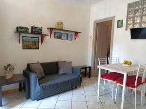 A seating area at Appartamenti Borghetto San Donato 105