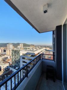 uma varanda com vista para a cidade em Apart Hotel Bauerle & Apartamentos em Temuco