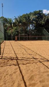 a tennis court with a net on top of it at Apartamento no Jardim botânico in Brasilia