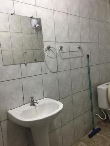 Un baño con lavabo, espejo e inodoro. en Bálsamo Hotel Marília, en Marília 37 fotos más