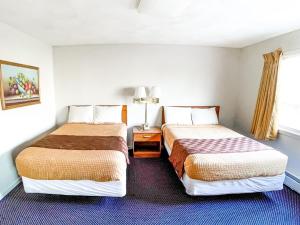 Postel nebo postele na pokoji v ubytování Utica Rest Inn