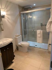 Ett badrum på Condo Hotel Au pied du Mont Orford