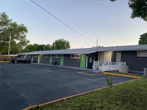 un bâtiment avec une voiture garée sur un parking dans l'établissement Diamond Motel - Abilene, à Abilene