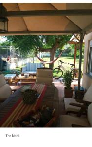 uma sala de estar com um sofá e uma mesa em Amaryllis sweet home em Pirgos