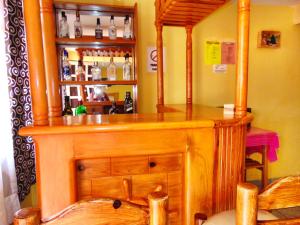 un bar con barra de madera en una habitación en El paraíso de Zacatlán DEPARTAMENTO con JARDÍN, 11 pax en Zacatlán