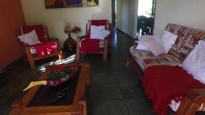 Sala de estar con 2 sofás y mesa en Pousada da Teteia, en Praia Sêca