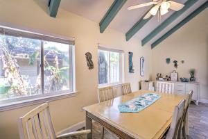 comedor con mesa, sillas y ventana en Cape Canaveral Cottage with Pool - Walk to Beach!, en Cabo Cañaveral