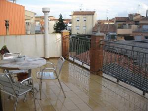d'une terrasse avec une table et des chaises sur un balcon. dans l'établissement Apartament Sant Joan, à Sant Joan de Vilatorrada