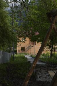 Chiora Inn في Chiora: بوابة خشبية امام المنزل