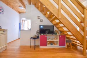 Telewizja i/lub zestaw kina domowego w obiekcie Apartment Fjaka