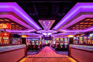 un casino con iluminación púrpura y máquinas tragaperras en Coeur D'Alene Casino Resort Hotel, en Worley