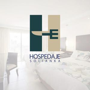 un dormitorio con una cama y un cartel que dice hospedale solenna en Hospedaje Solianka, en Bogotá