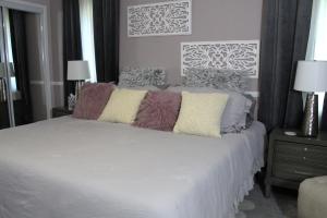 A bed or beds in a room at Stay at The Retreat! Gatlinburg-Dollywood