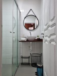 a bathroom with a sink and a mirror at Casa Apuaú in Novo Airão