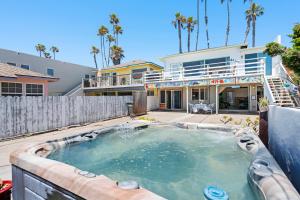 A piscina localizada em BEACHFRONT COTTAGE UPPER UNIT ou nos arredores