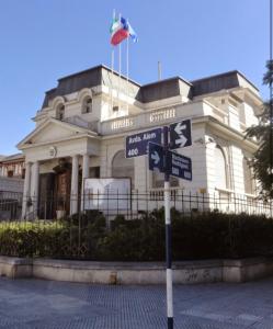 a street sign in front of a white building at Casamia Altos in Bahía Blanca
