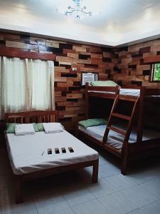 Postel nebo postele na pokoji v ubytování Woodland Inn + 37 fotografií