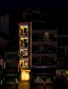 um edifício alto com um cartaz à noite em Dong Bao Hotel em Chau Doc