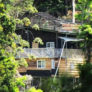 una casa con un ponte sul lato di Roots a Valle Hornito