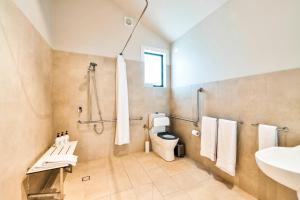 La salle de bains est pourvue de toilettes, d'un lavabo et d'une douche. dans l'établissement Beechmont Estate, à Beechmont
