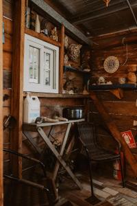 una habitación con una mesa y una silla en una cabaña en Roots, en Valle Hornito