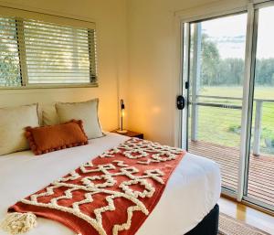 A bed or beds in a room at Emma's Cottage Vineyard