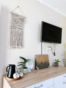 TV a/nebo společenská místnost v ubytování Omah Kebon Kalasan