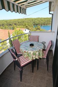 stół i krzesła na balkonie z widokiem w obiekcie Apartments Jole - 70m from the sea w mieście Vrboska
