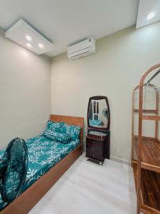 een slaapkamer met een bed en een spiegel bij HNK's Homestay Quy Nhơn in Quy Nhon