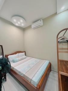 een slaapkamer met een bed en airconditioning bij HNK's Homestay Quy Nhơn in Quy Nhon