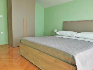 Un pat sau paturi într-o cameră la Apartments Martina