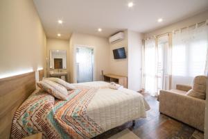 1 dormitorio con 1 cama y 1 sofá en Oasis de Bardenas, en Valtierra