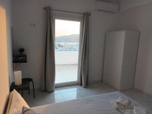 sypialnia z łóżkiem i dużym oknem w obiekcie Mia casa w mieście Nausa