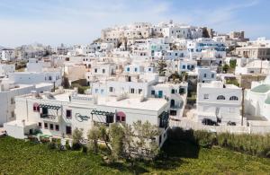 una vista aérea de una localidad con edificios blancos en Apollon Hotel, en Naxos Chora