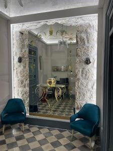 una stanza con tavolo, due sedie e uno specchio di I Bastioni Apartment a Palermo