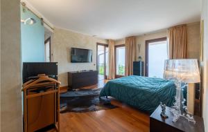 um quarto com uma cama e uma televisão em Nice Home In Albisano With Sauna em Albisano
