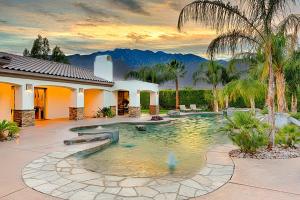 ein Haus mit Pool im Hof in der Unterkunft Exclusive, Upscale Palm Springs Estate with 5-Star Amenities in Palm Springs