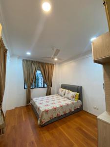 um quarto com uma cama e uma janela em Teratak Nenda em Ampang