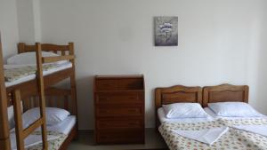 1 dormitorio con 2 literas y vestidor en Hotel Ritsa, en Ureki