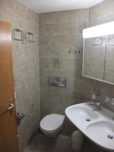 łazienka z toaletą i umywalką w obiekcie Bergblick 35 w mieście Bolgen