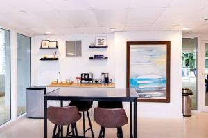 cocina con mesa y 2 sillas en Comfortable 2 BR at Brickell , Free Parking, en Miami