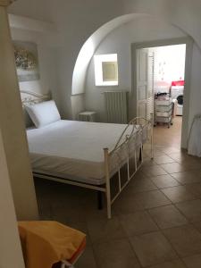 una camera con un letto di Trullo della Rosa a Martina Franca