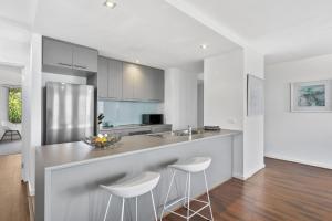 Dapur atau dapur kecil di Point Grey Apartment 16