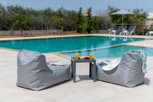 Bazén v ubytování Destino Luxury Apts nebo v jeho okolí