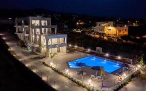 Bazén v ubytování Destino Luxury Apts nebo v jeho okolí