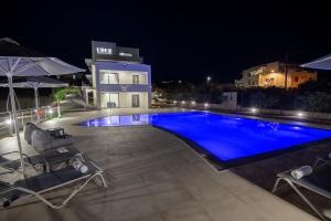 Bazén v ubytování Destino Luxury Apts nebo v jeho okolí