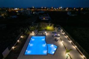 Bazén v ubytování Destino Luxury Apts nebo v jeho okolí