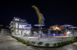 Bazén v ubytování Destino Luxury Apts nebo v jeho okolí