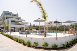 Bazén v ubytování Destino Luxury Apts nebo v jeho okolí