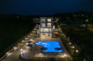 Bazén v ubytování Destino Luxury Apts nebo v jeho okolí
